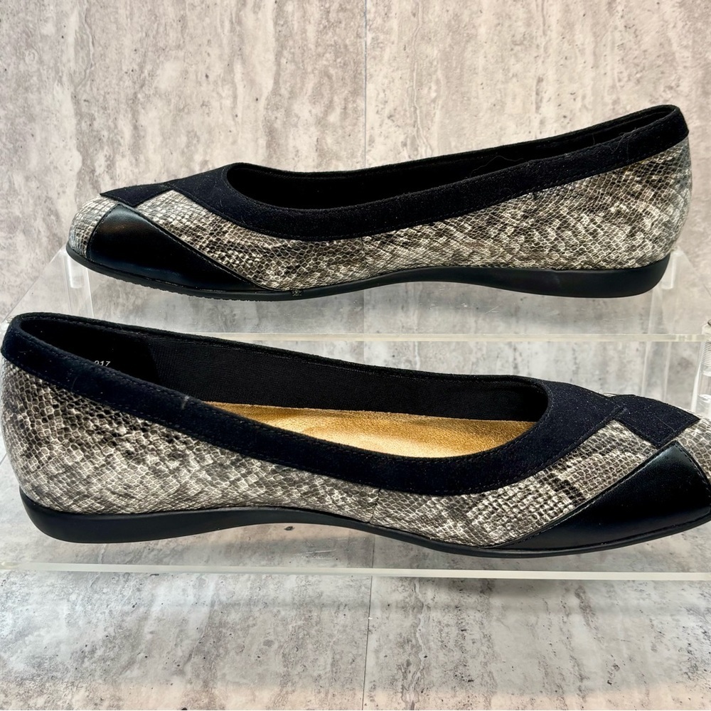 Trotters Sharp Ballet Flats Snake Print Slip Ons 9.5N
